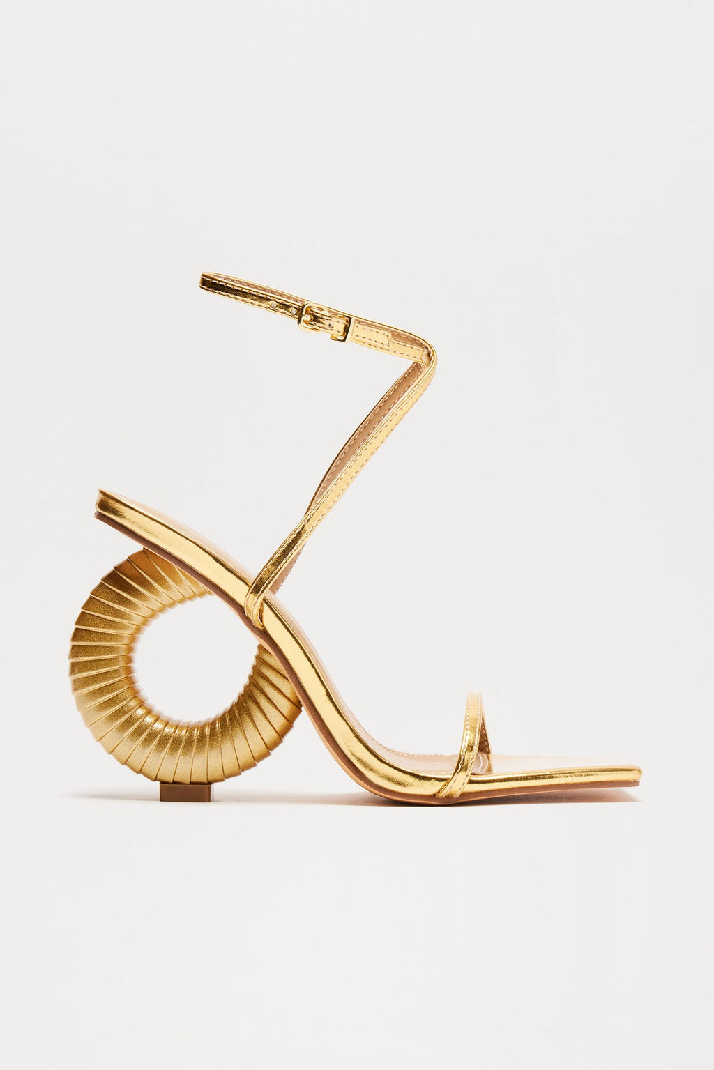 https://cdn.shopify.com/s/files/1/0293/9277/files/07-17-24_S10_18_ULLY_Gold_CXB_11-42-11_0791_SG_ES.jpg?v=1721771256